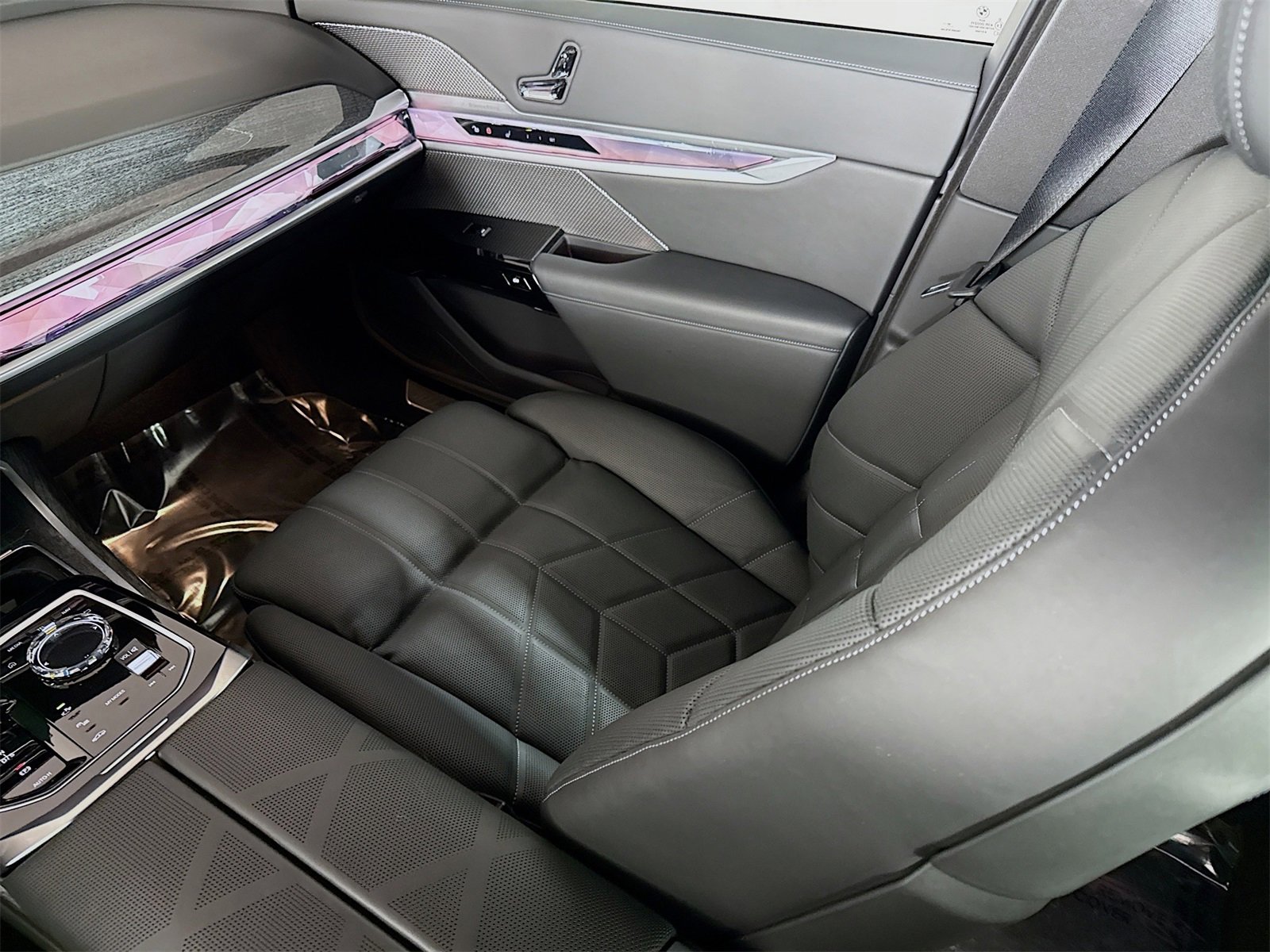 Certified 2023 BMW 760i xDrive w/ Executive Package image 25