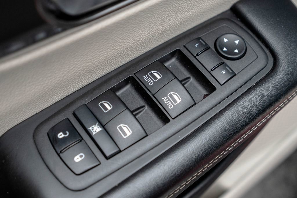 Used 2023 Chrysler Pacifica Touring-L FWD image 19
