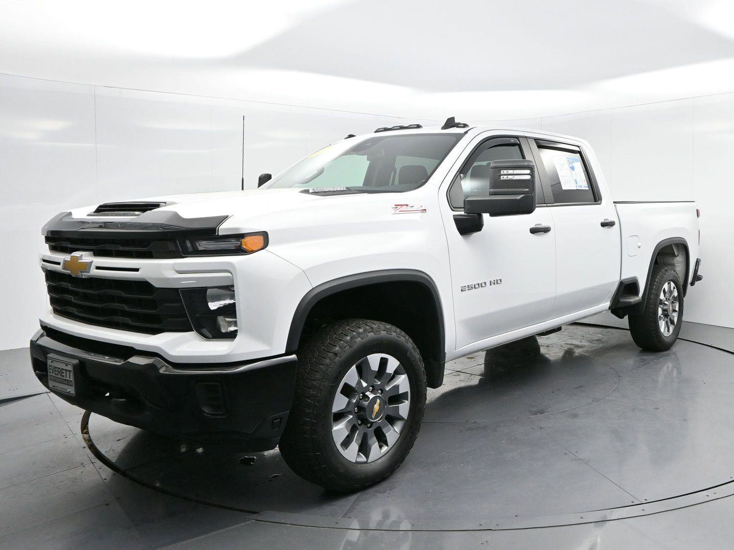 Used 2024 Chevrolet Silverado 2500 Custom w/ Custom Value Package image 3