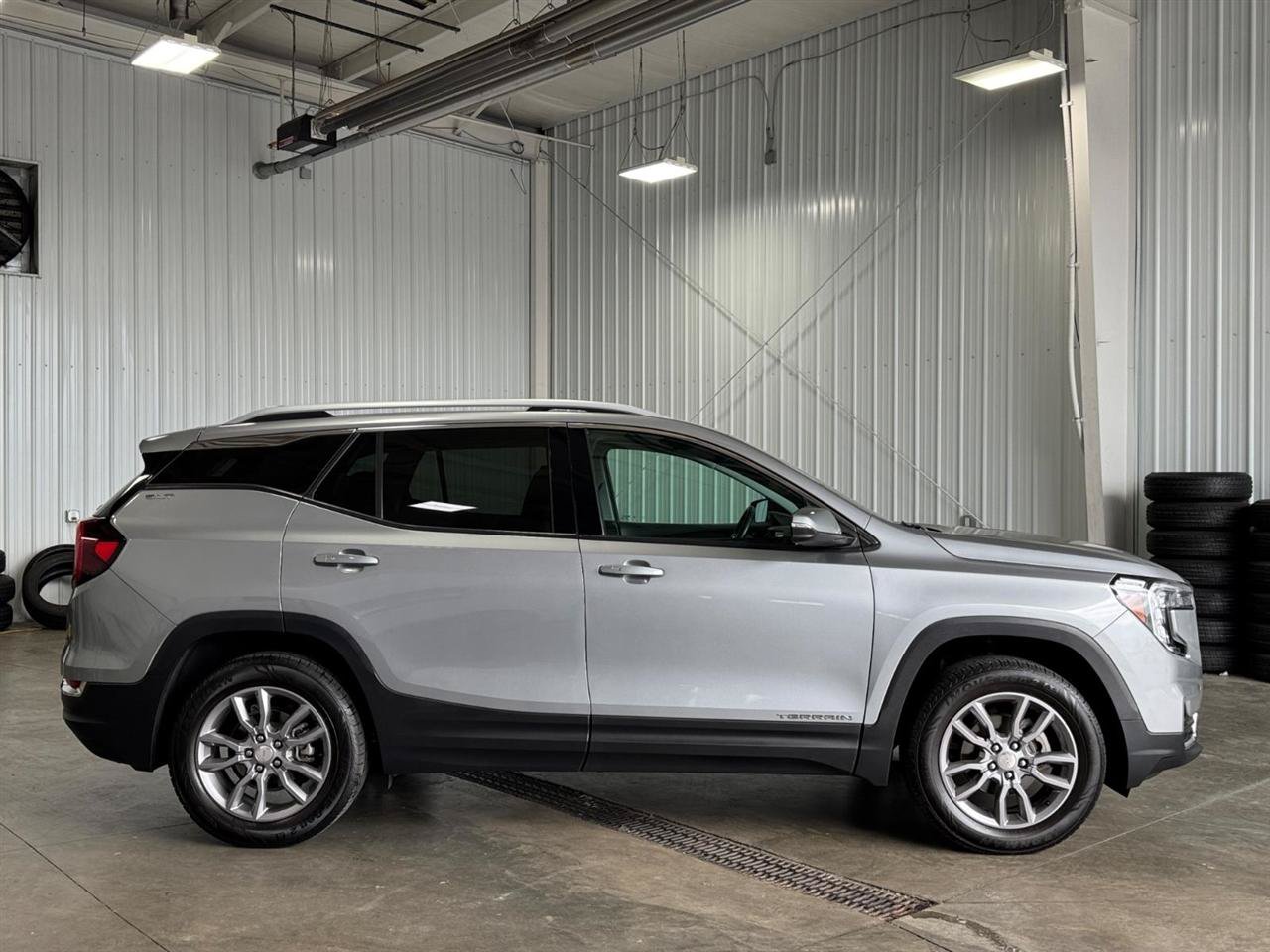 Used 2024 GMC Terrain SLT AWD/4WD image 2