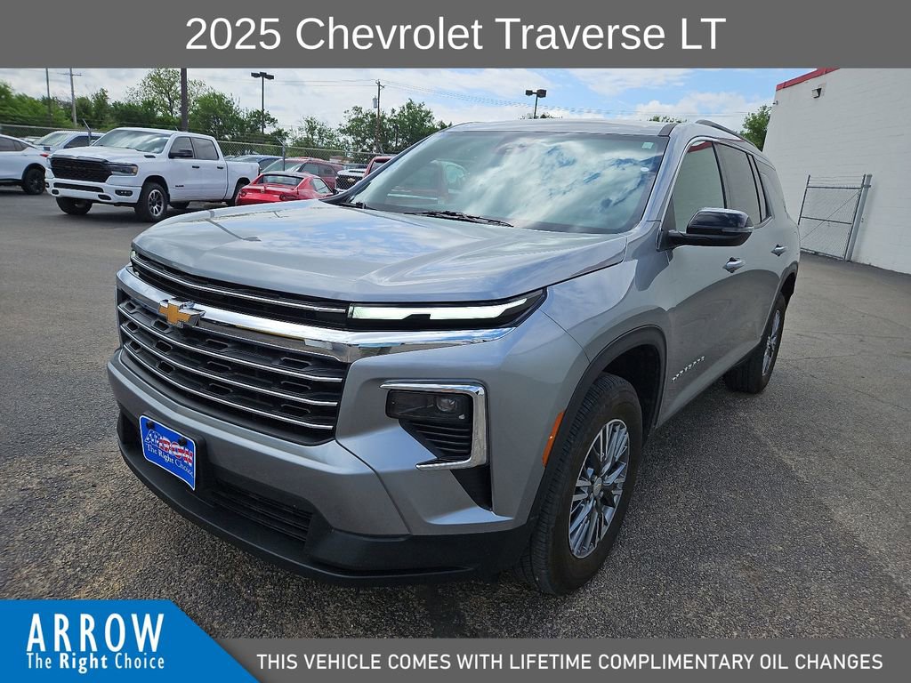 Used 2025 Chevrolet Traverse LT image 4