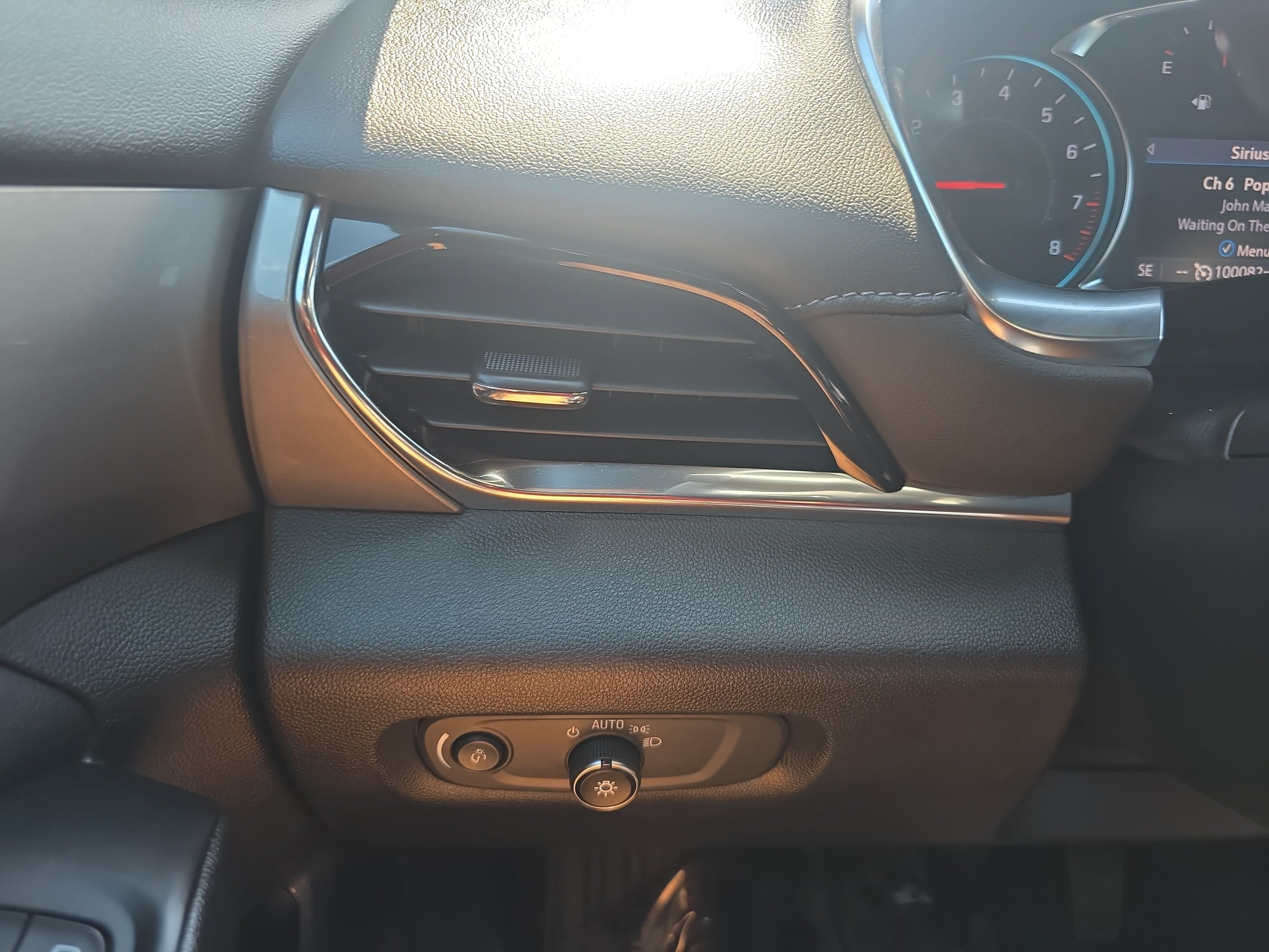 Used 2023 Chevrolet Traverse LT FWD image 26