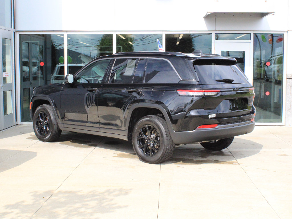 Used 2026 Jeep Grand Cherokee Altitude AWD/4WD image 8