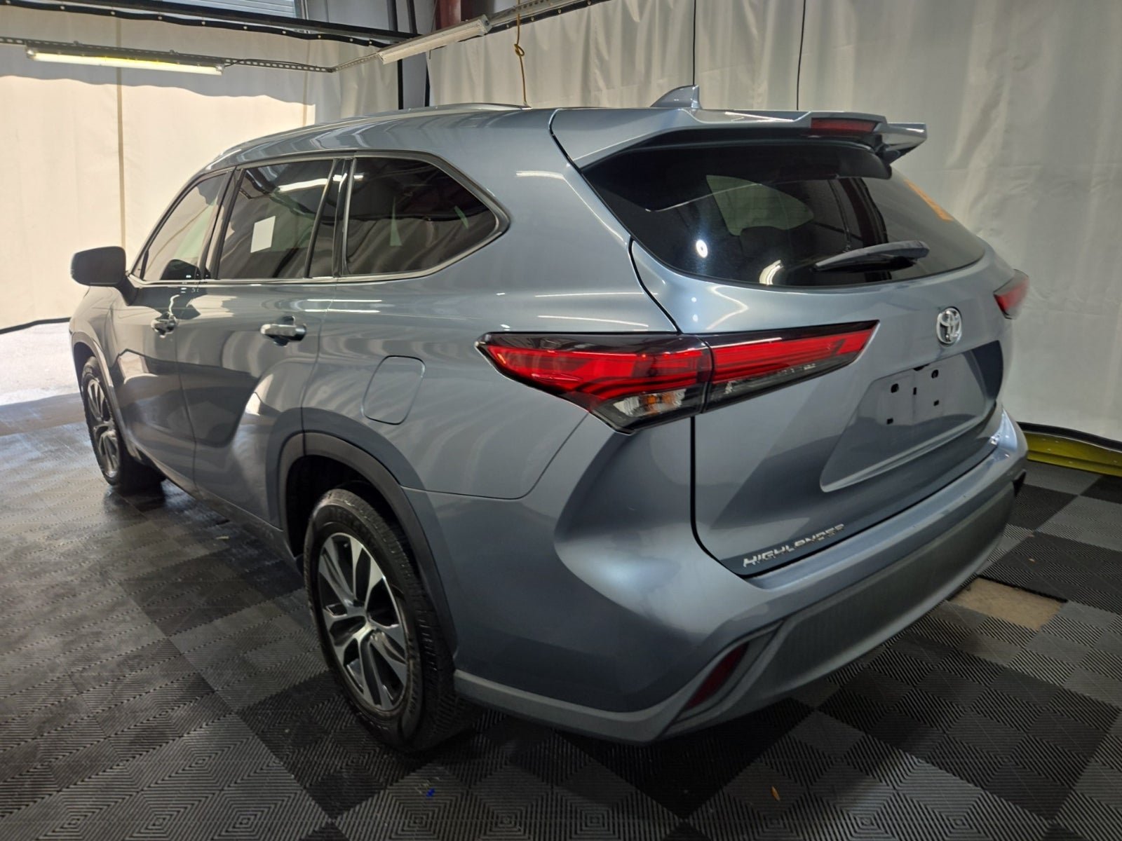 Used 2020 Toyota Highlander XLE FWD video 2