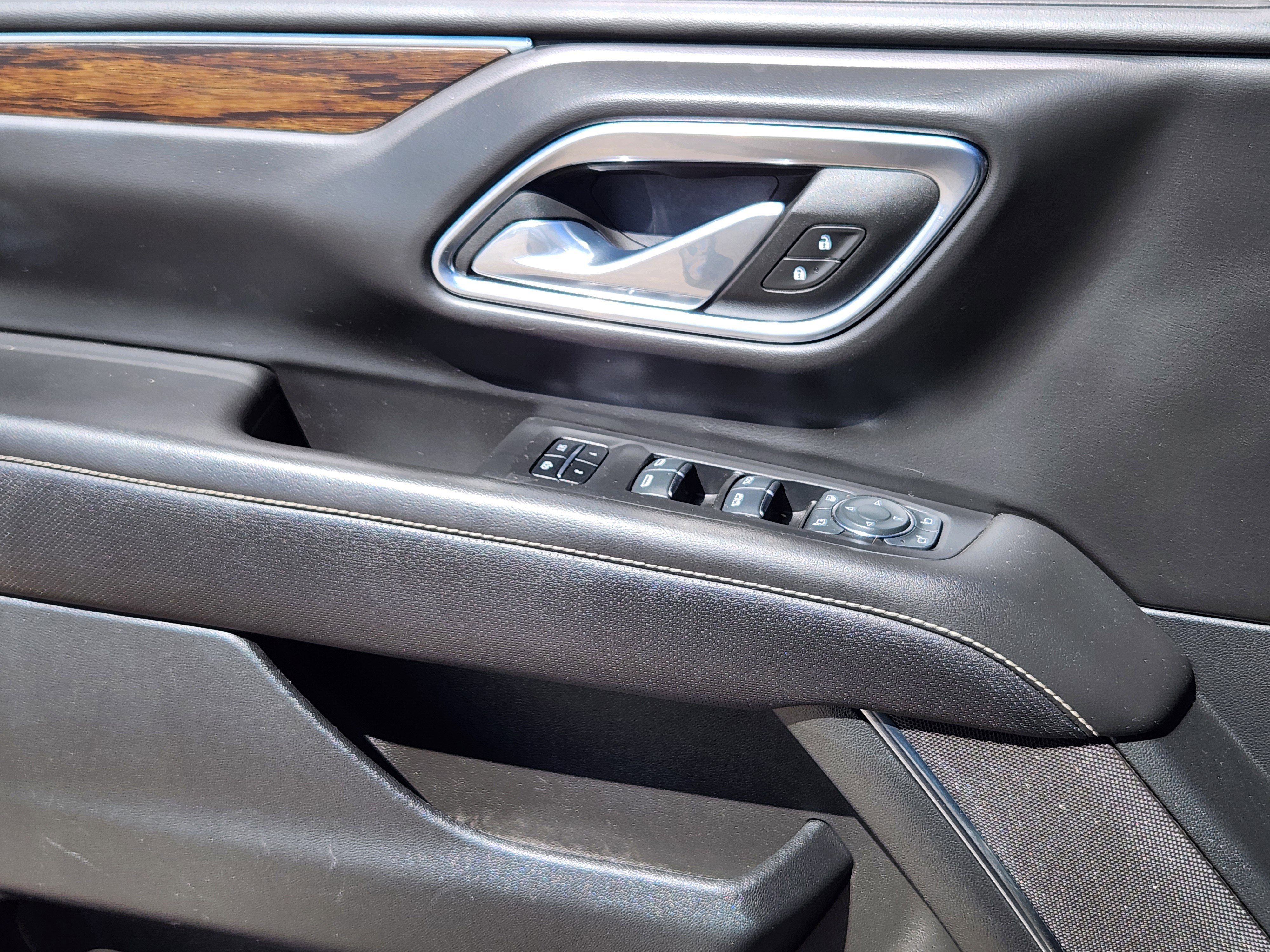 Used 2024 Chevrolet Tahoe Premier AWD/4WD image 16