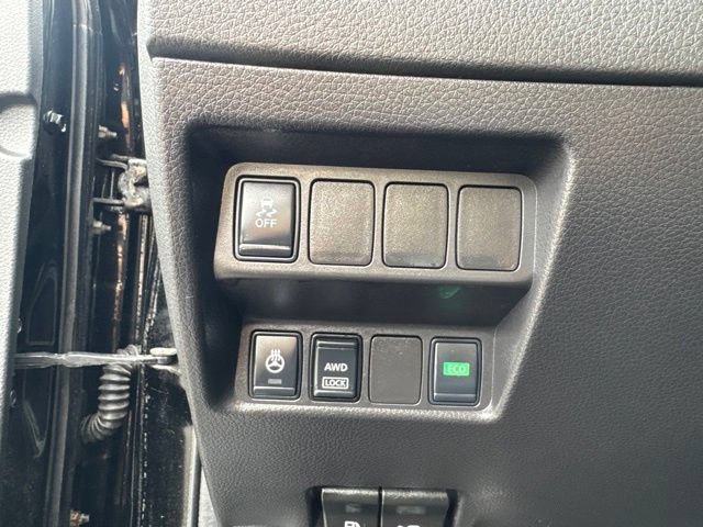 Used 2017 Nissan Rogue Sport SV w/ SV All-Weather Package AWD/4WD image 16