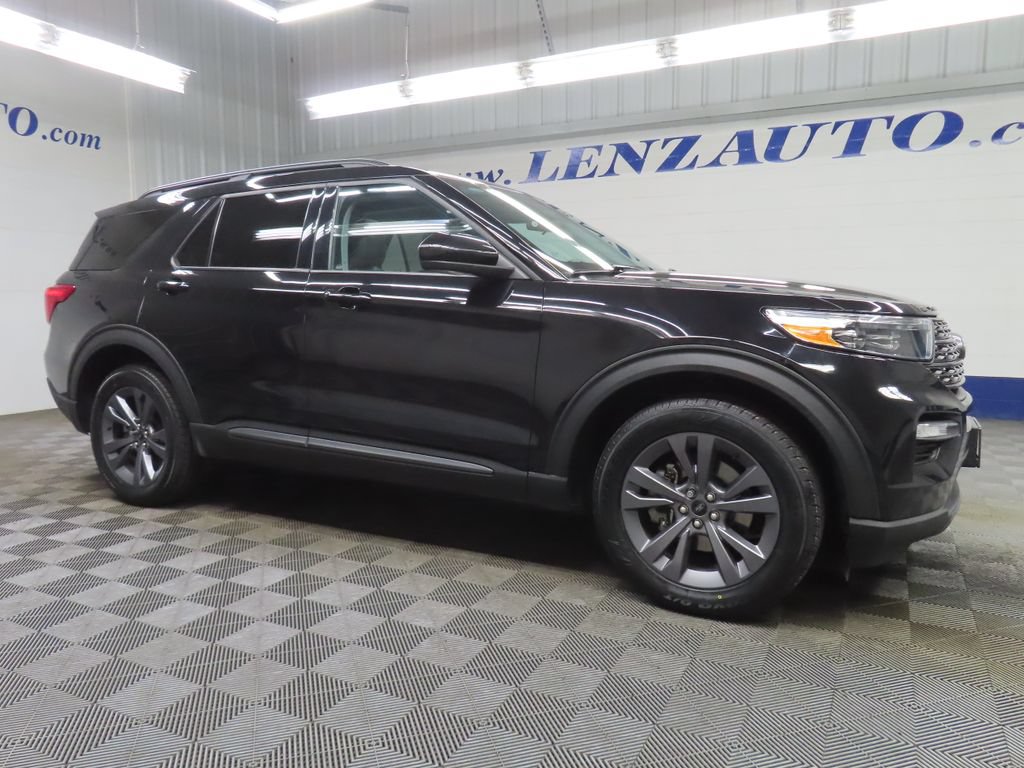 Used 2024 Ford Explorer XLT w/ XLT Sport Appearance Package AWD/4WD image 3