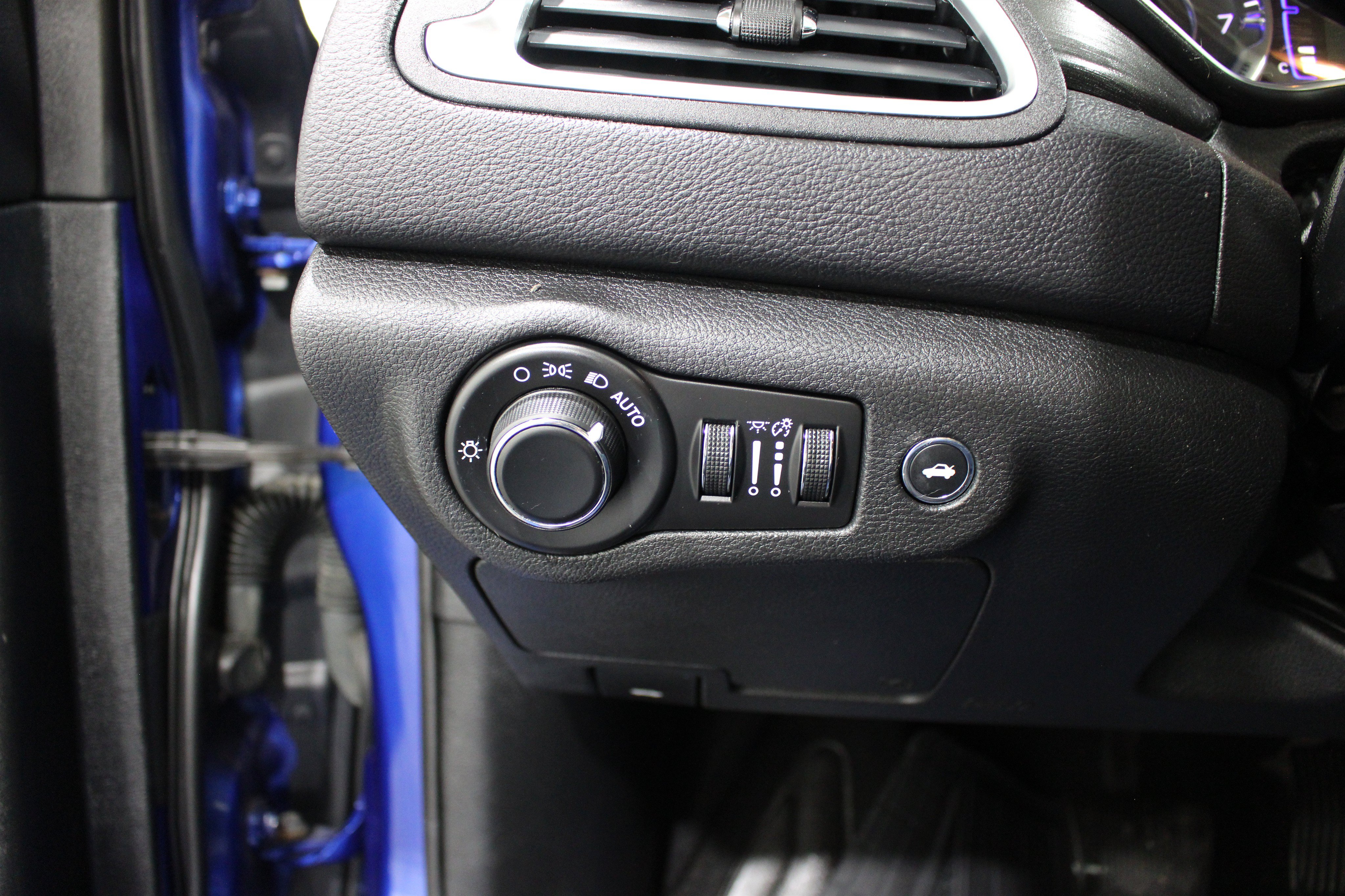 Used 2015 Chrysler 200 Limited FWD image 8