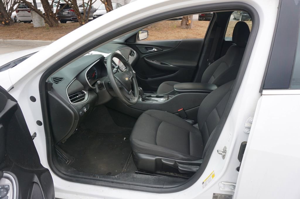 Used 2019 Chevrolet Malibu LS image 2