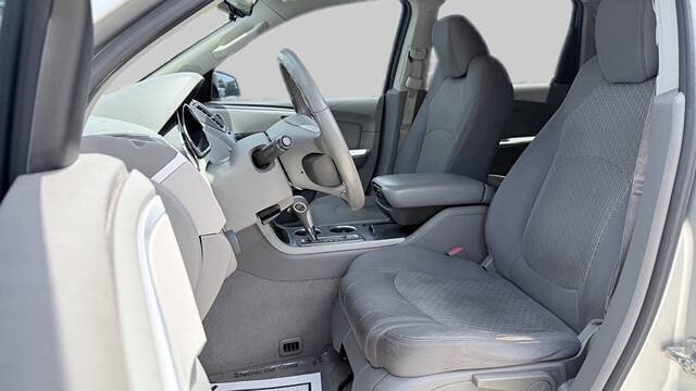 Used 2011 Chevrolet Traverse LS FWD image 12