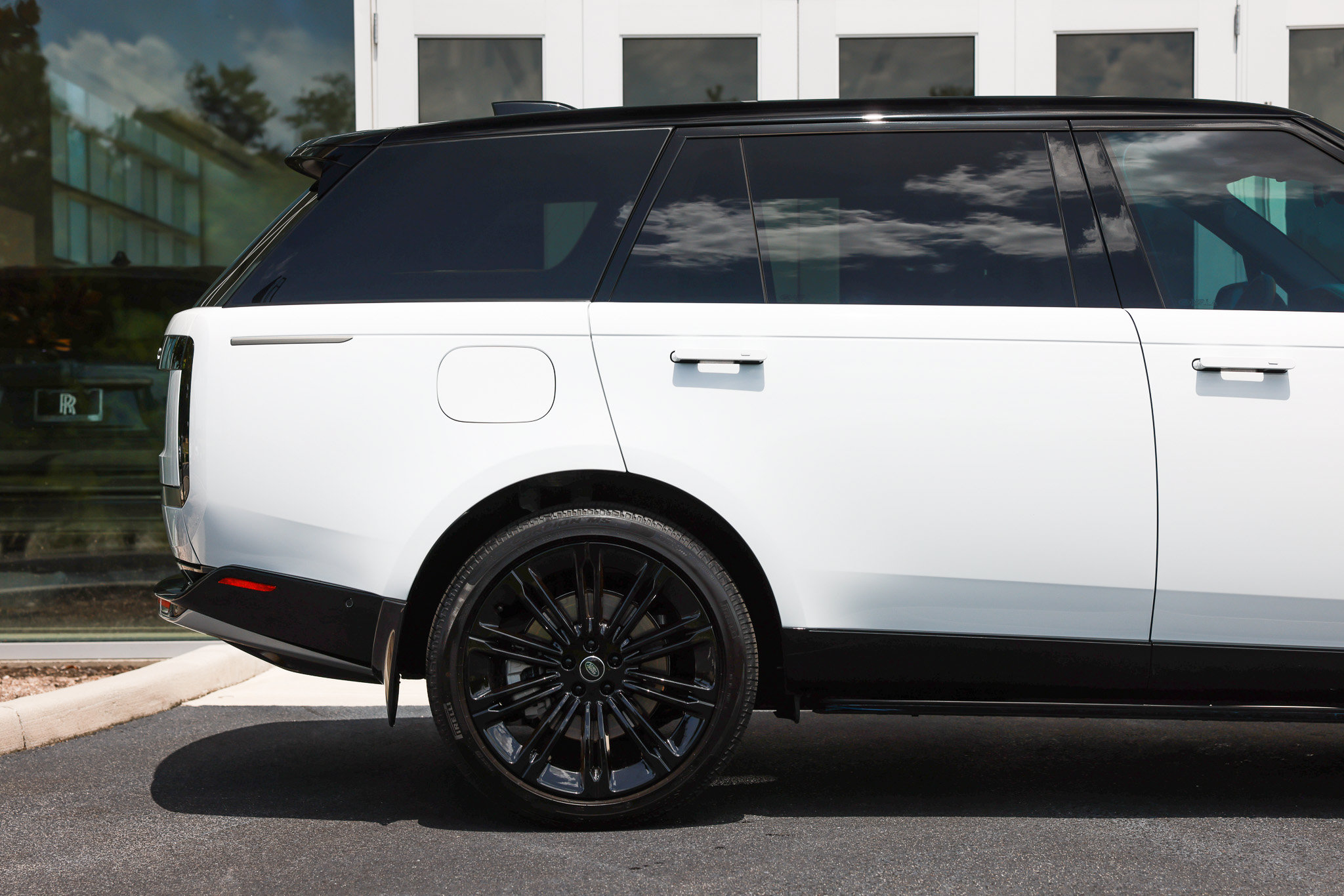 Used 2025 Land Rover Range Rover Long Wheelbase SE AWD/4WD image 17