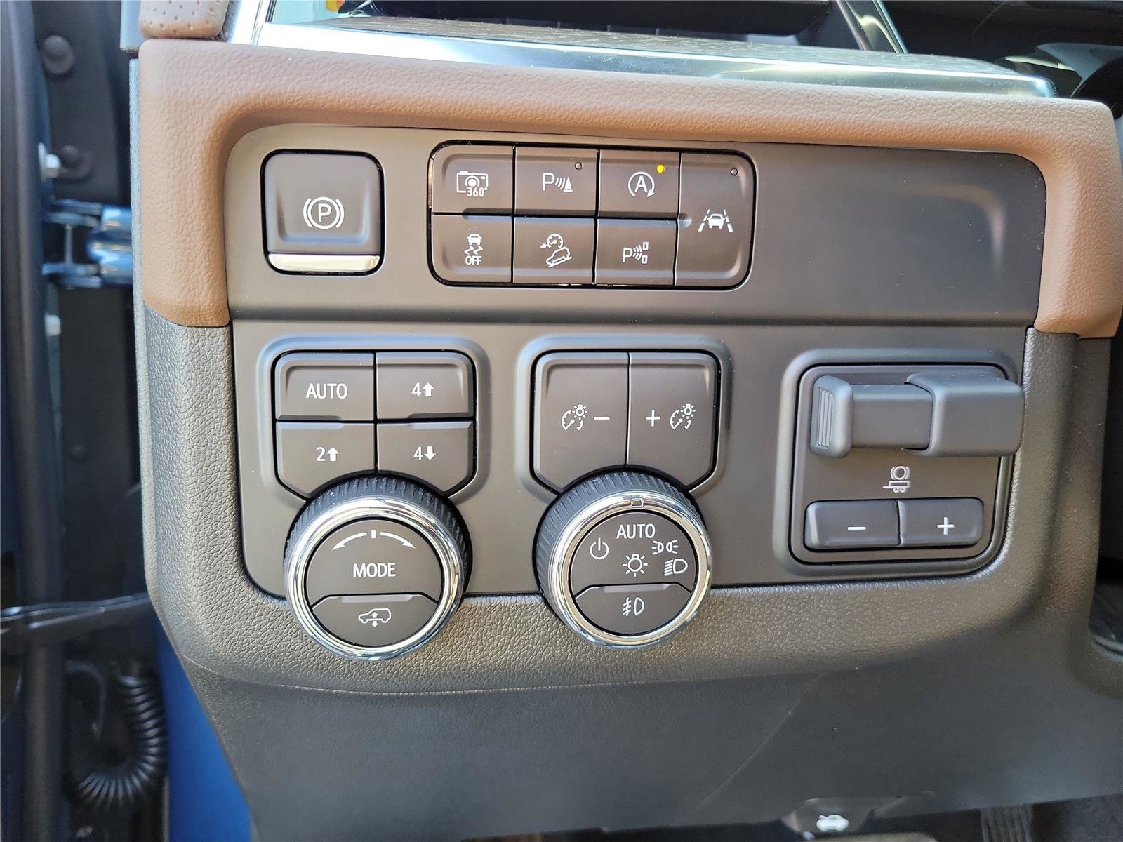 Used 2025 Chevrolet Suburban High Country AWD/4WD image 24