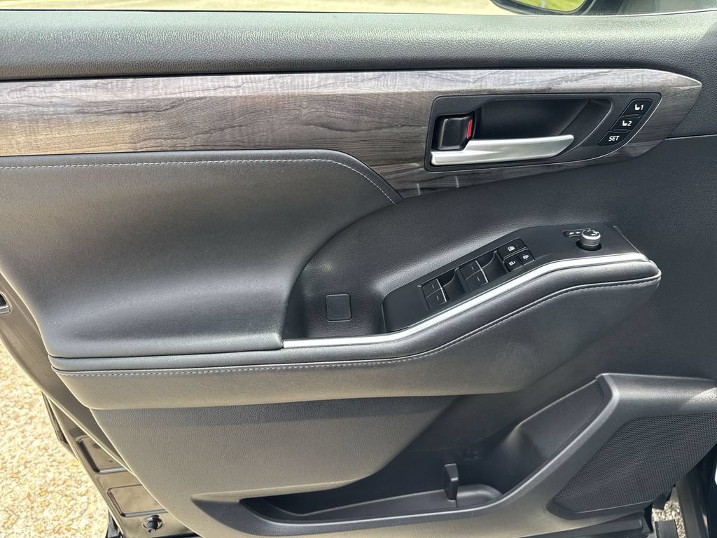 Used 2024 Toyota Highlander Platinum FWD image 15