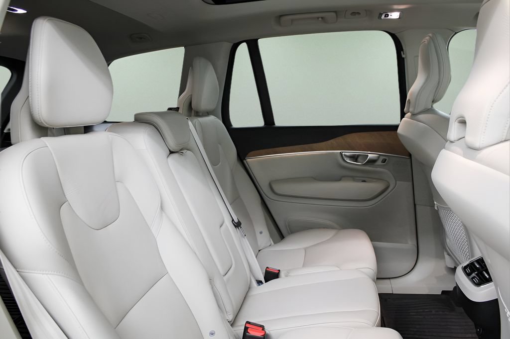 Certified 2022 Volvo XC90 T6 Momentum w/ Advanced Package AWD/4WD image 23