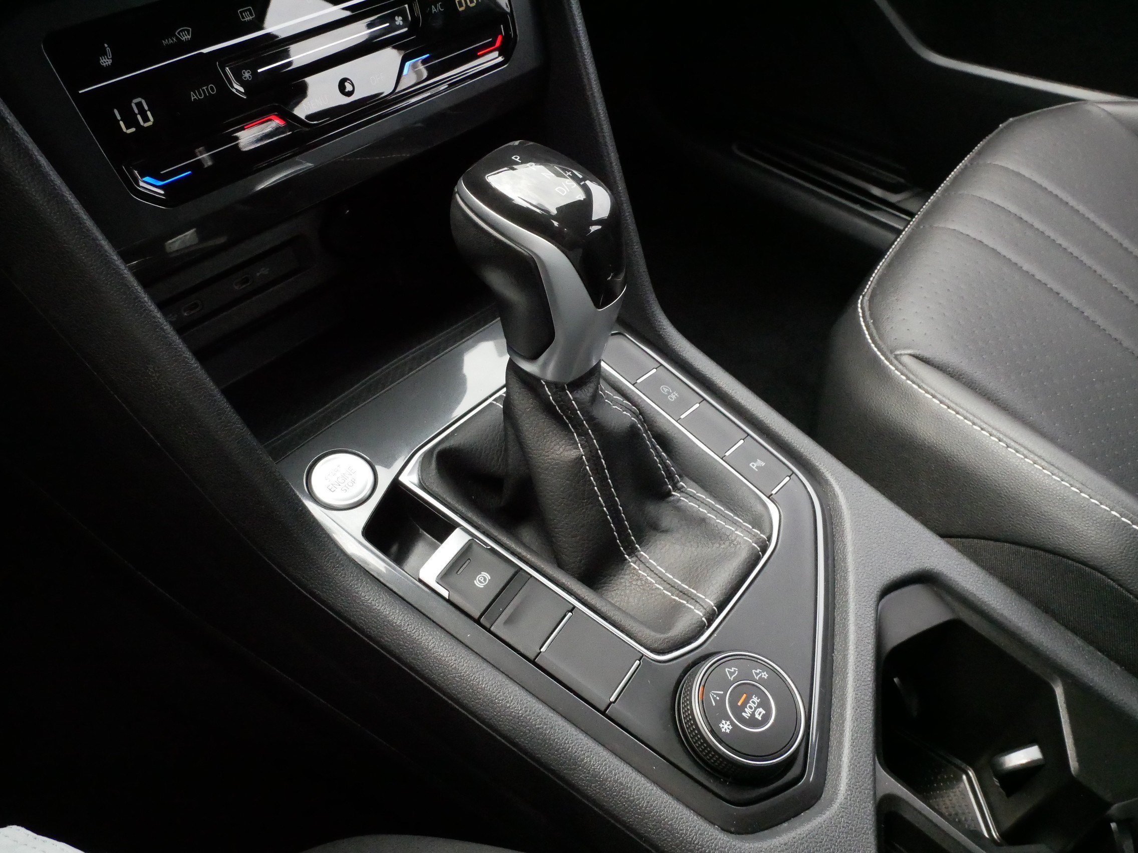 Certified 2023 Volkswagen Tiguan SE R-Line AWD/4WD image 24