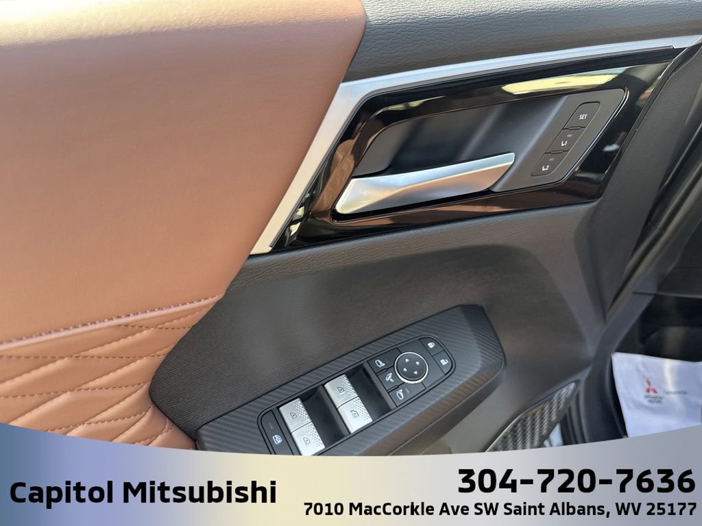 New 2025 Mitsubishi Outlander SEL image 16