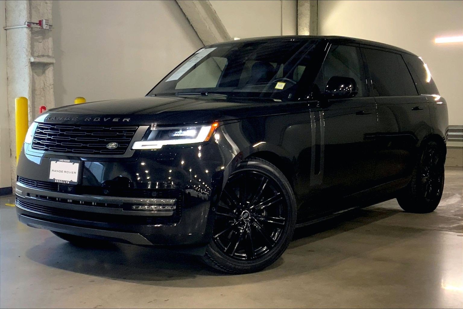 Used 2023 Land Rover Range Rover Long Wheelbase SE image 1