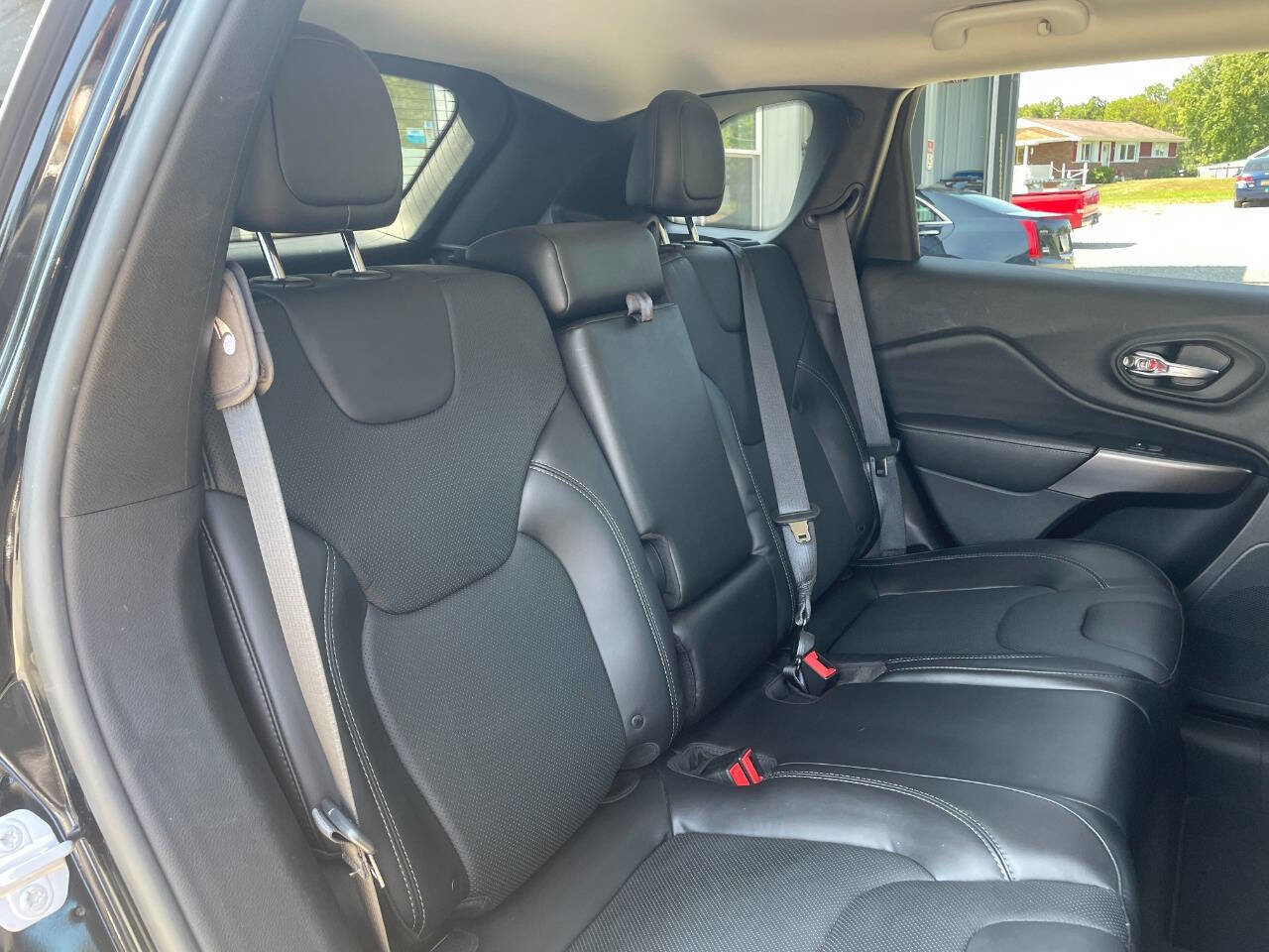 Used 2019 Jeep Cherokee Limited image 18