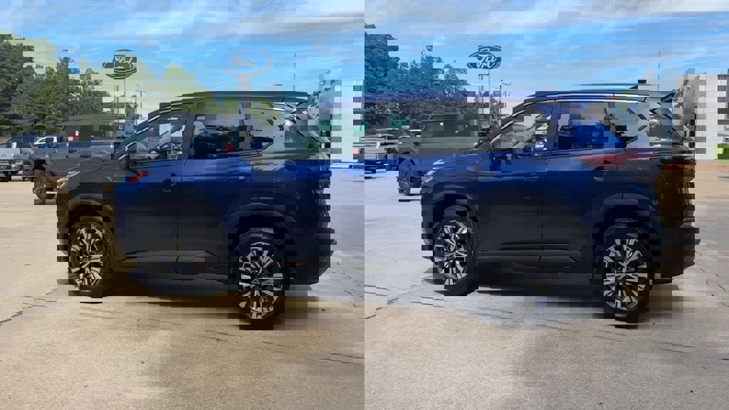 Used 2023 Nissan Rogue SV image 3