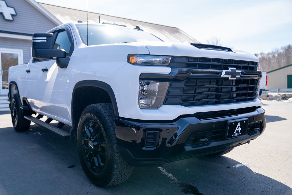 Used 2025 Chevrolet Silverado 2500 Custom w/ Custom Value Package image 9