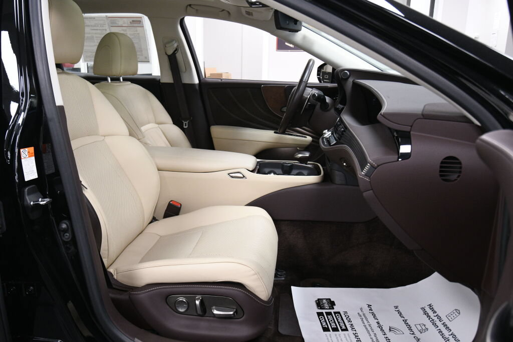 Used 2019 Lexus LS 500 AWD w/ Accessory Package (Z2) image 27