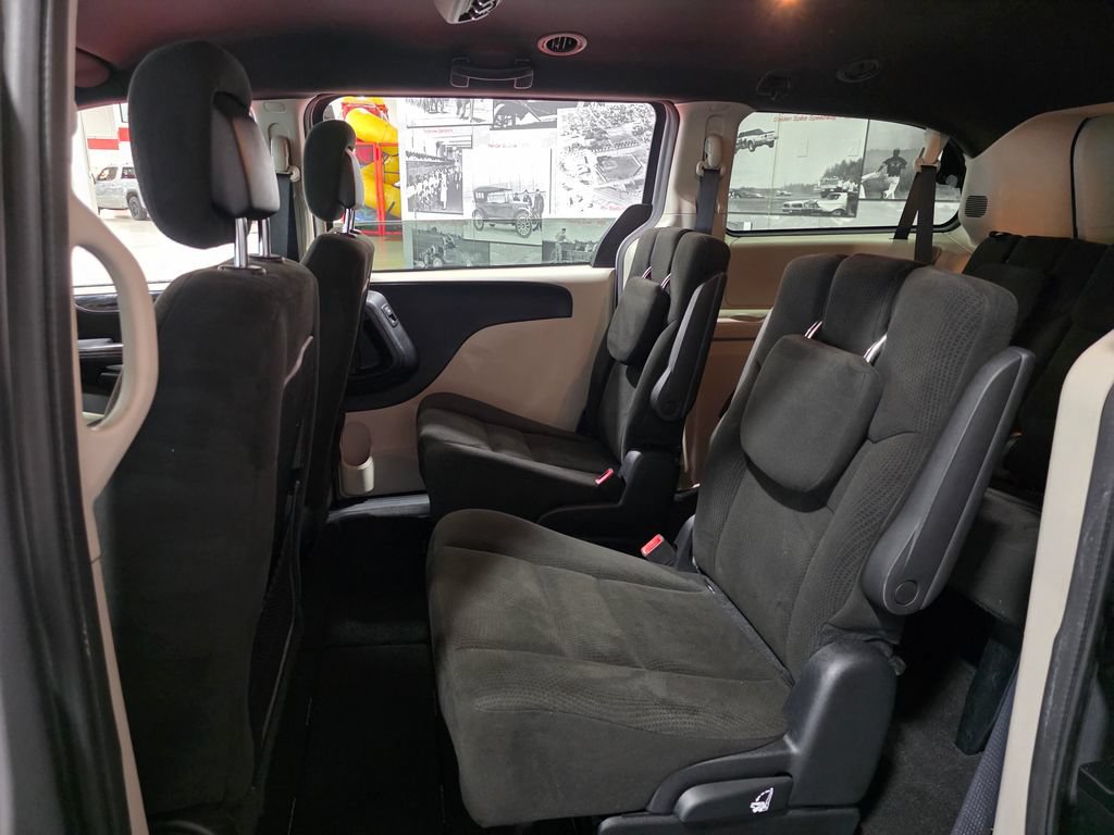 Used 2016 Dodge Grand Caravan SE FWD image 18