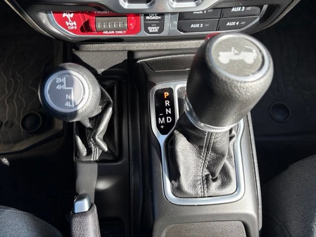 Used 2025 Jeep Wrangler Rubicon w/ Convenience Group AWD/4WD image 30