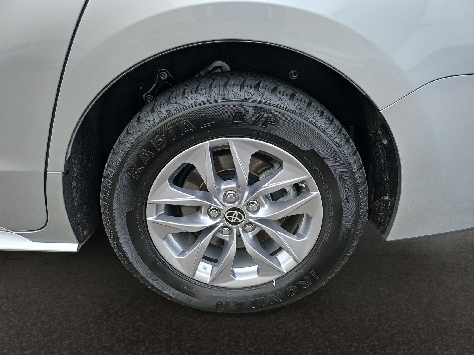Used 2024 Toyota Sienna XLE FWD image 46