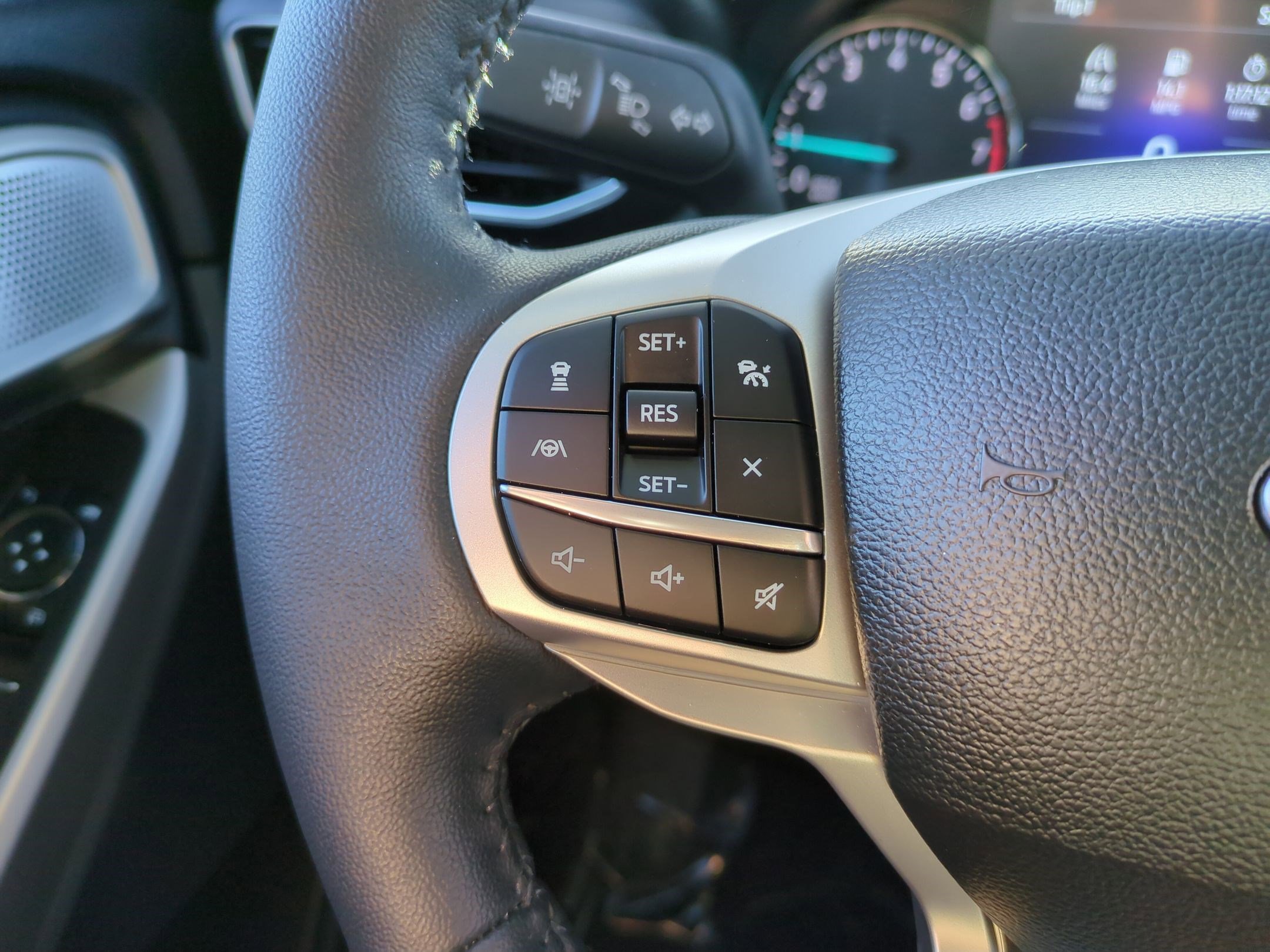 Used 2023 Ford Explorer Limited w/ Limited Technology Package image 18