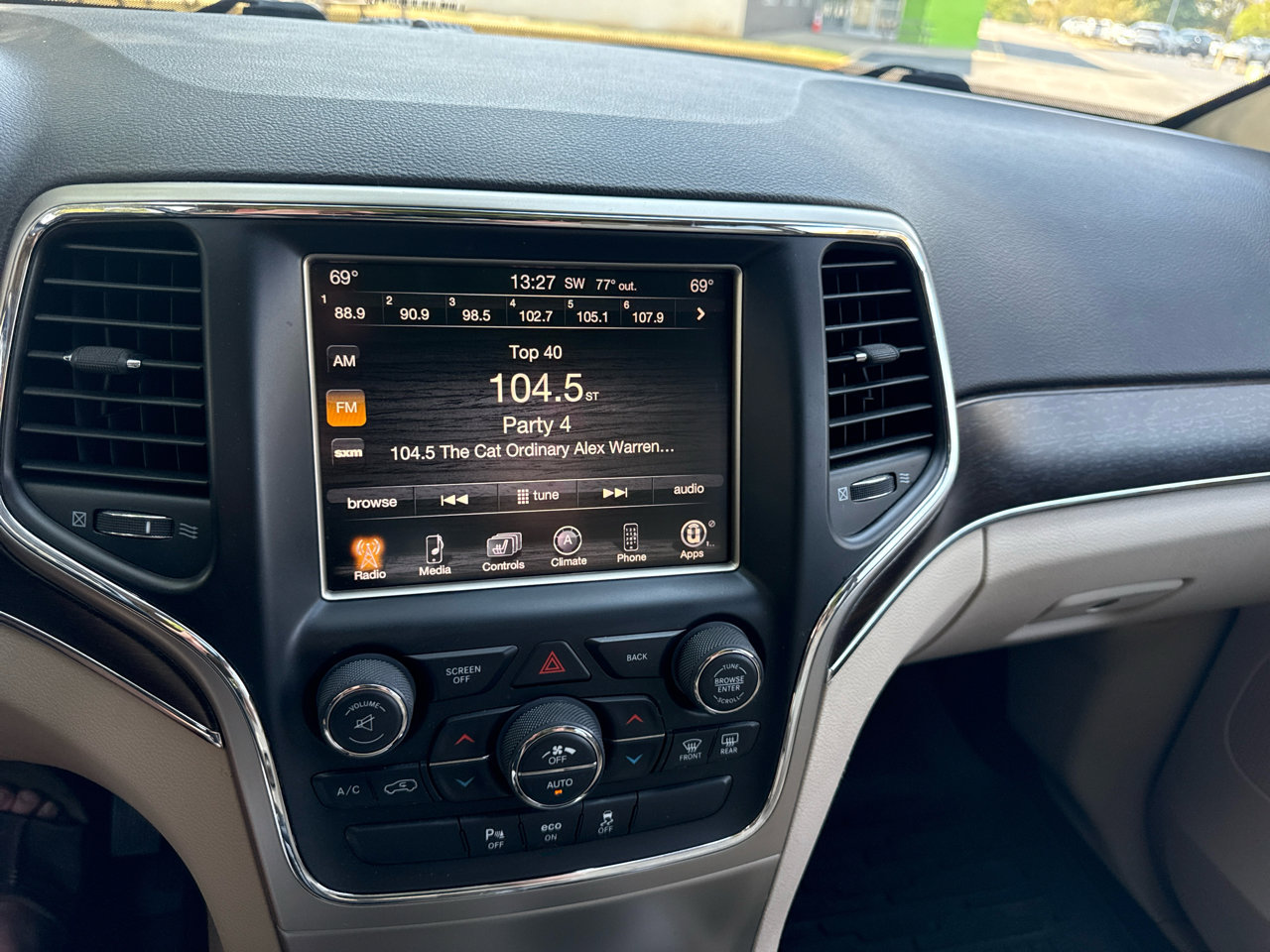 Used 2014 Jeep Grand Cherokee Limited w/ Luxury Group II image 18