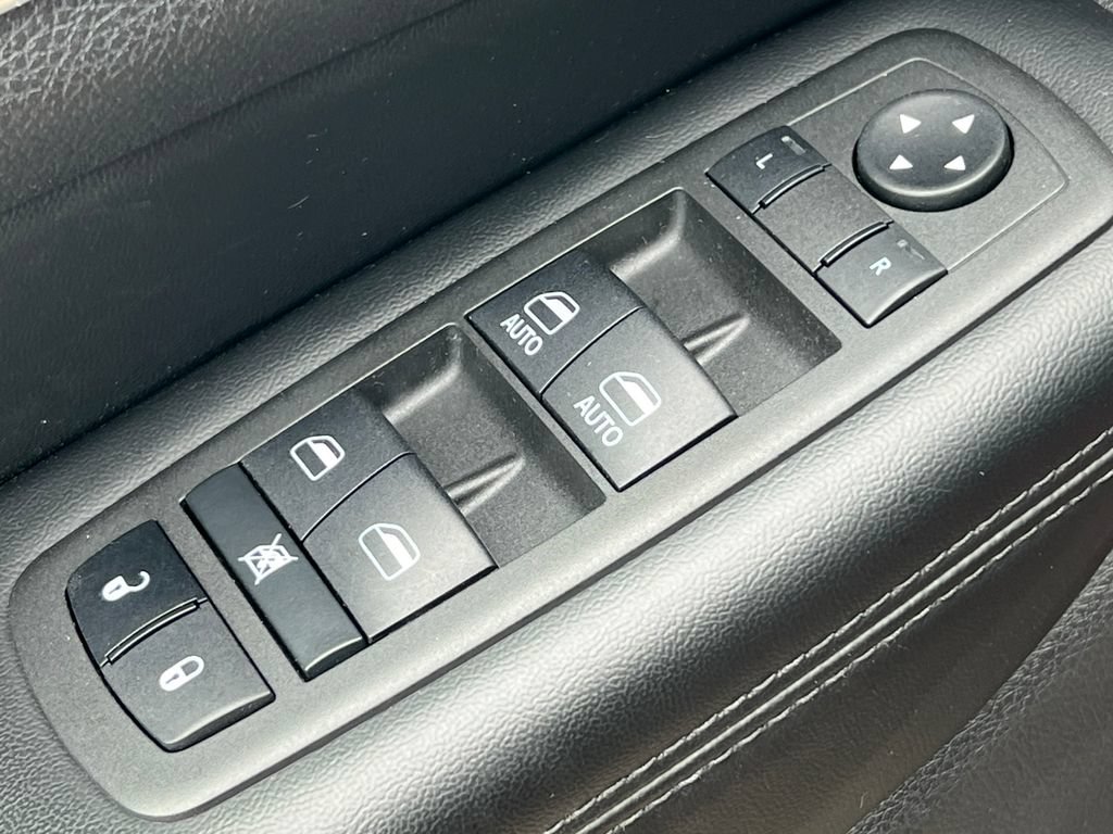 Used 2022 Jeep Grand Cherokee Limited w/ Tech Group AWD/4WD image 19
