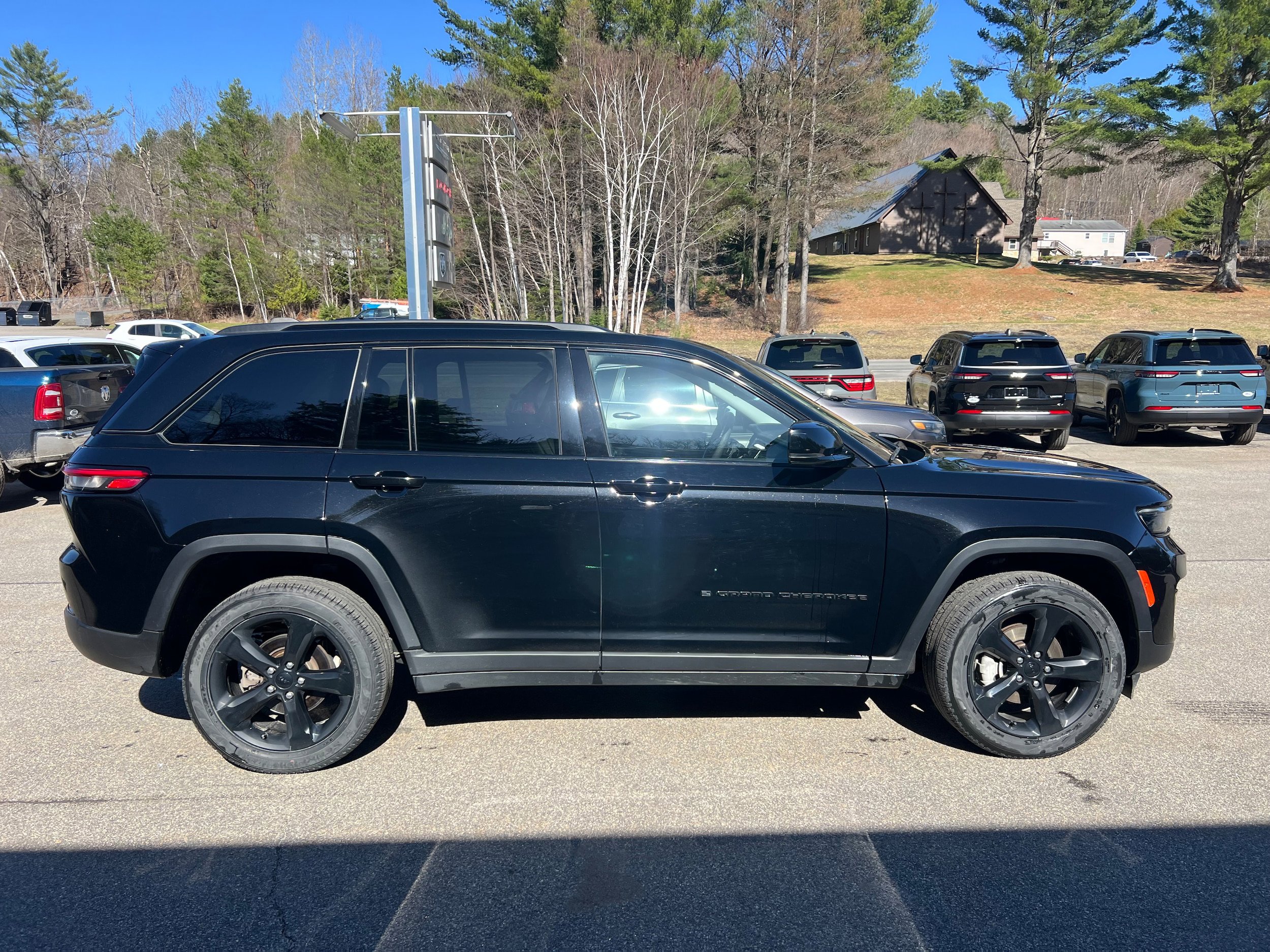 Used 2023 Jeep Grand Cherokee Limited w/ Black Appearance Package AWD/4WD image 4
