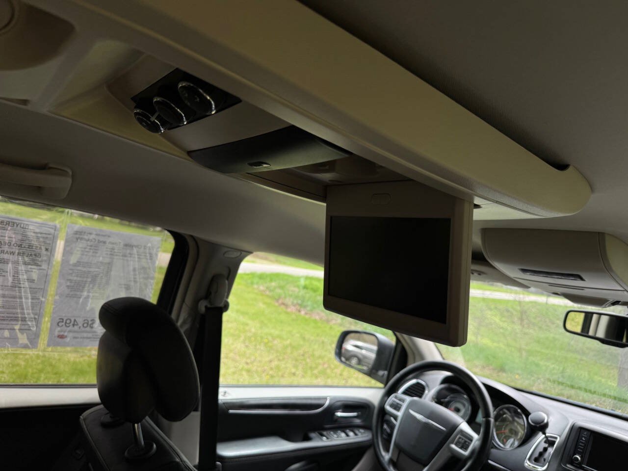 Used 2012 Chrysler Town & Country Touring w/ Entertainment Group #1 FWD image 13