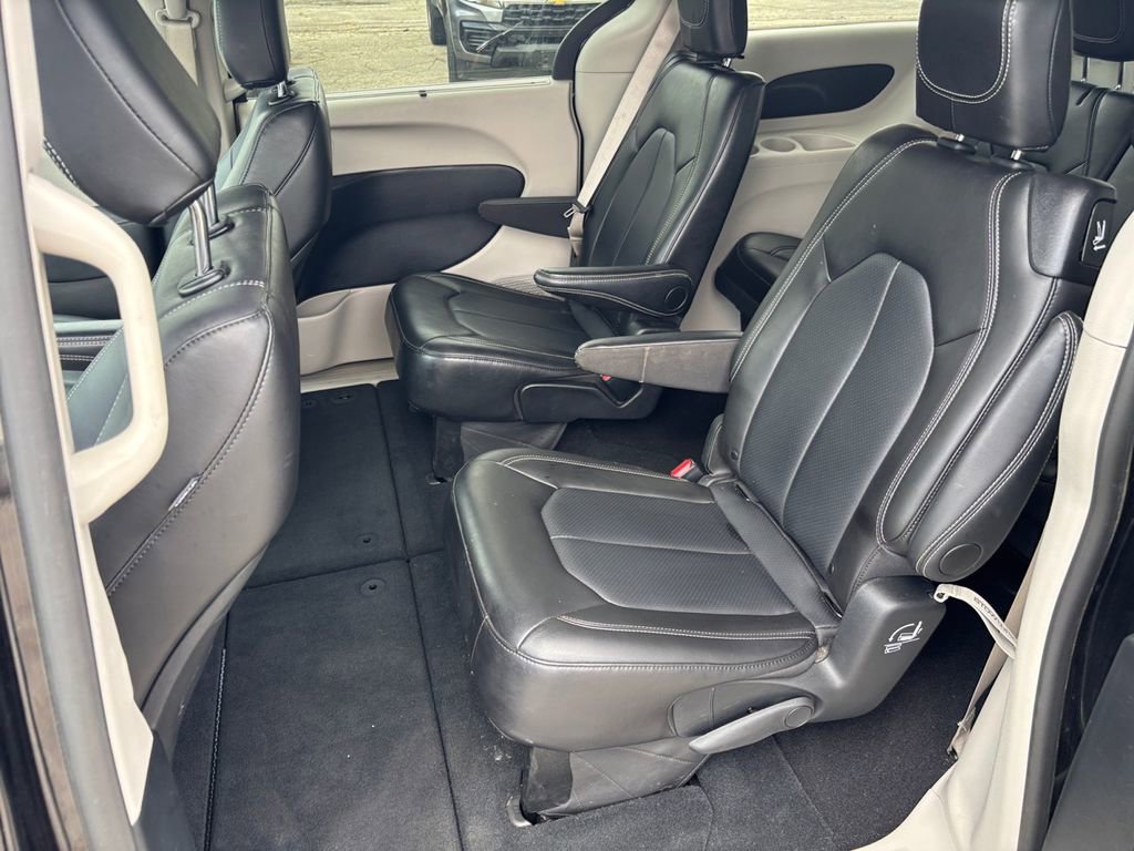 Used 2024 Chrysler Pacifica Touring-L FWD image 21