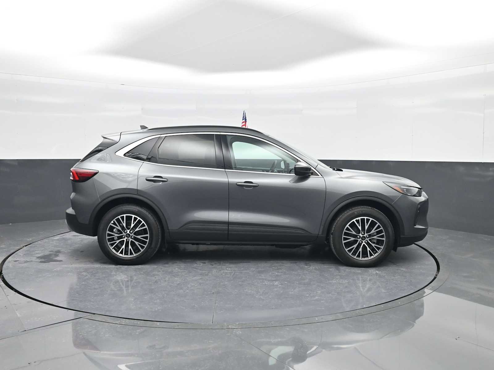 Used 2025 Ford Escape SE w/ PHEV Premium Package image 9