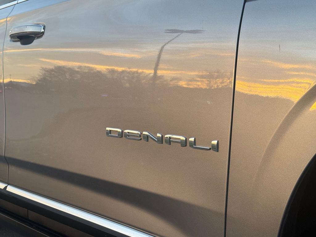 Used 2021 GMC Yukon XL Denali w/ Denali Premium Package image 16