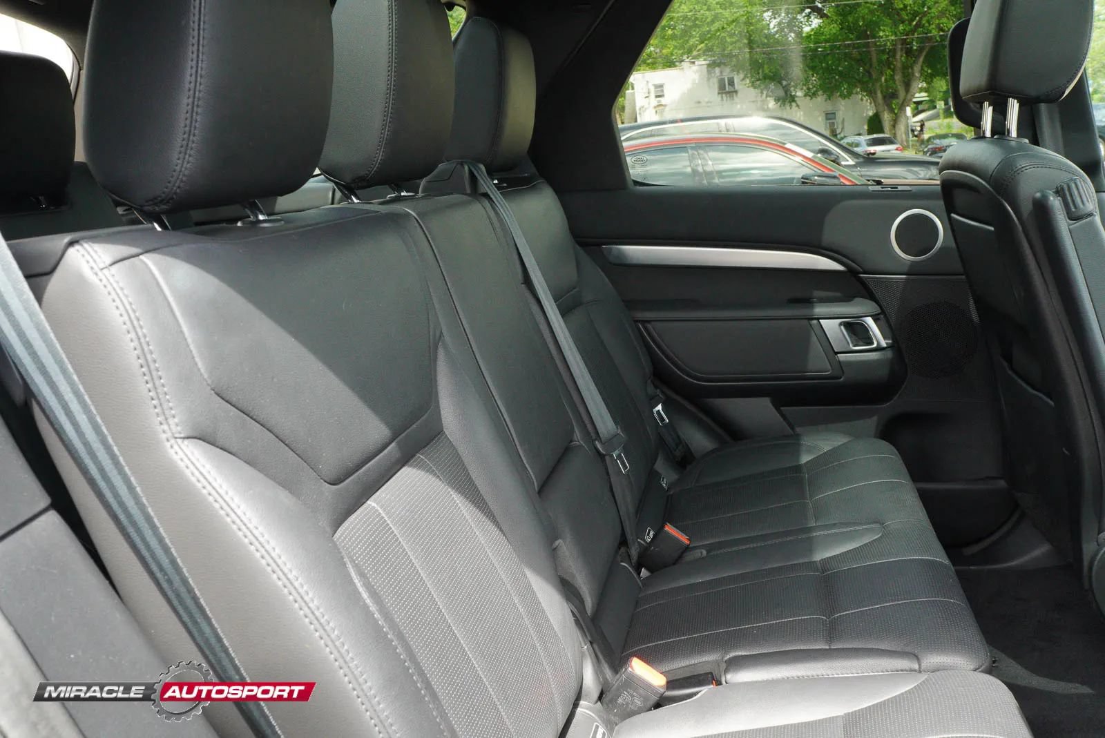 Used 2020 Land Rover Discovery Landmark AWD/4WD image 40