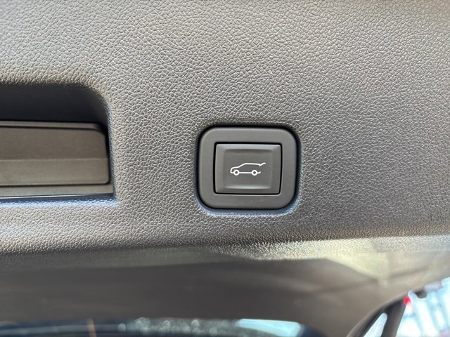 Used 2025 Chevrolet Traverse RS image 24