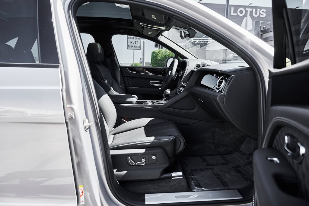 Used 2025 Bentley Bentayga AWD/4WD image 24