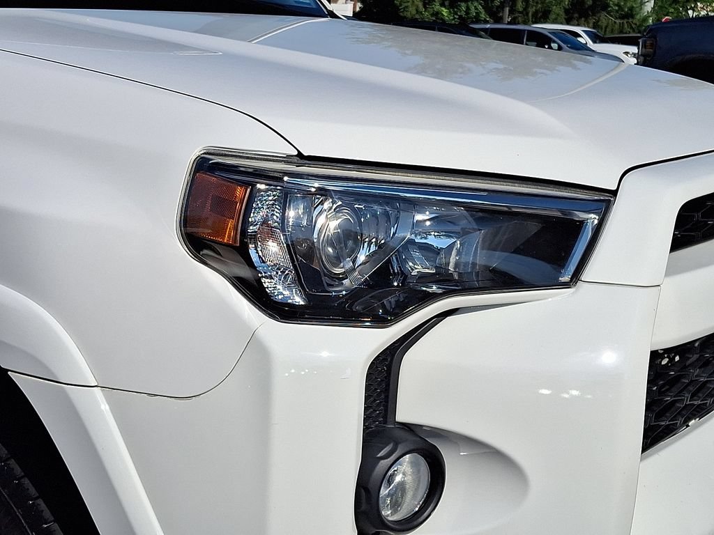 Used 2018 Toyota 4Runner SR5 AWD/4WD image 9