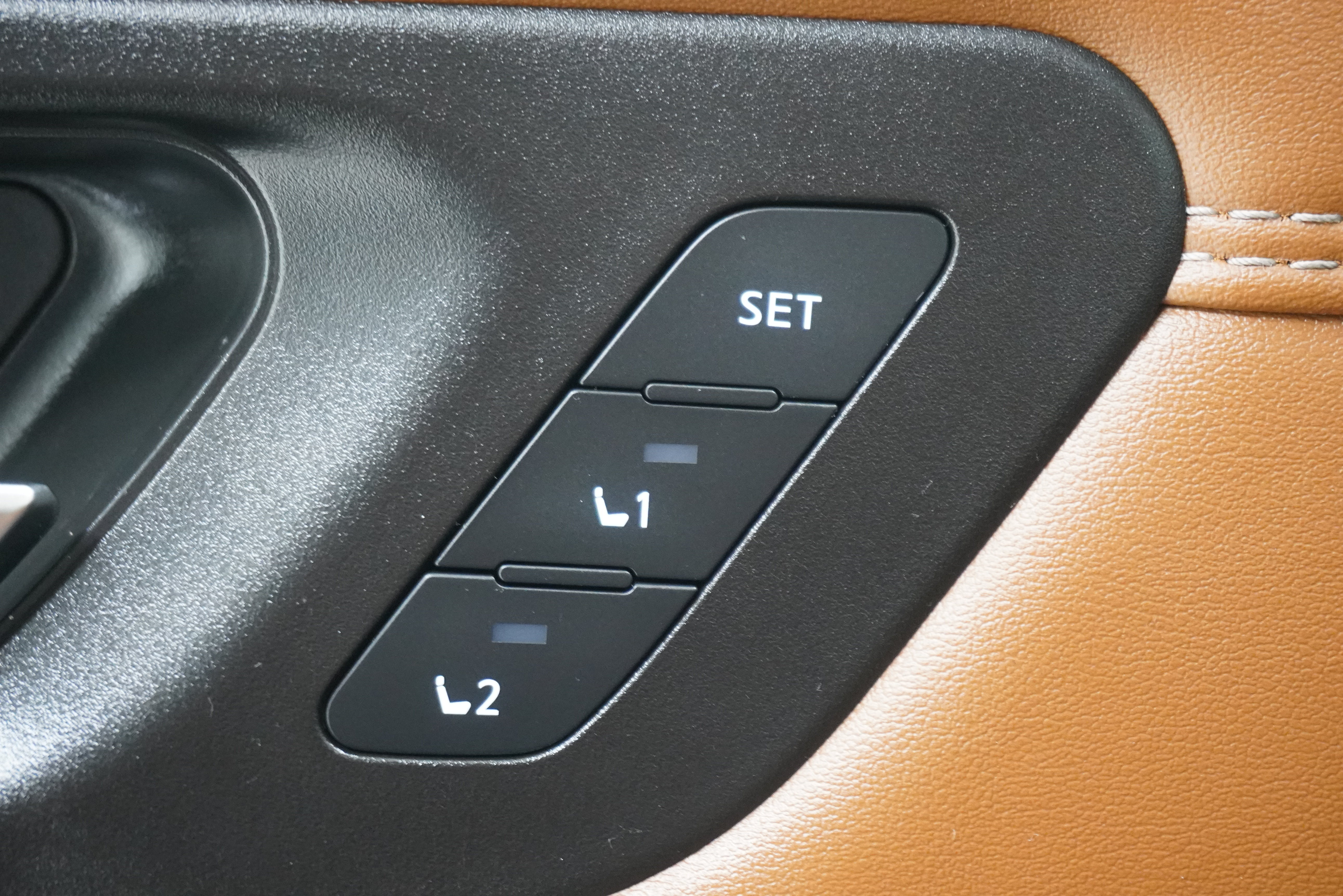 Used 2024 Nissan Pathfinder Platinum w/ Lighting Package (N93) FWD image 18