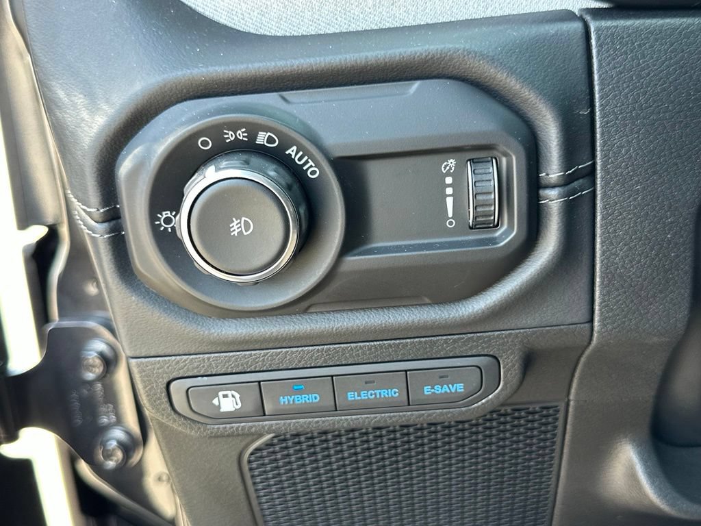 Used 2025 Jeep Wrangler Unlimited Sahara AWD/4WD image 30