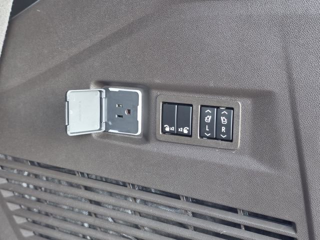 Used 2023 GMC Yukon SLT w/ SLT Premium Package RWD image 31
