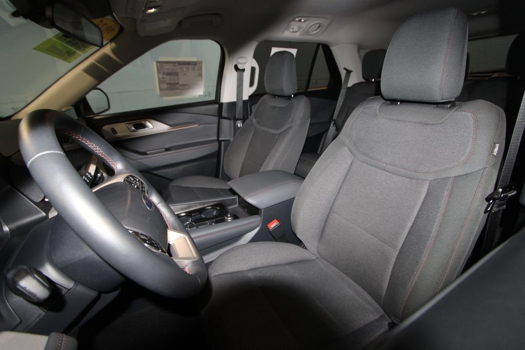 Used 2025 Ford Explorer Active AWD/4WD image 4