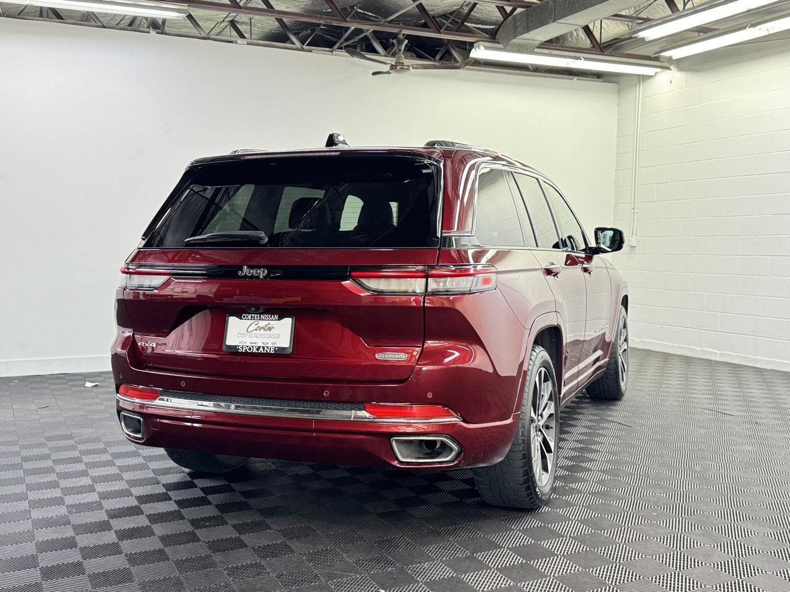 Used 2023 Jeep Grand Cherokee Overland AWD/4WD image 2
