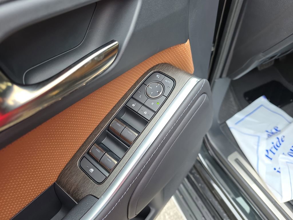 Used 2025 Lexus GX 550 w/ Accessory Package (Z1) image 19