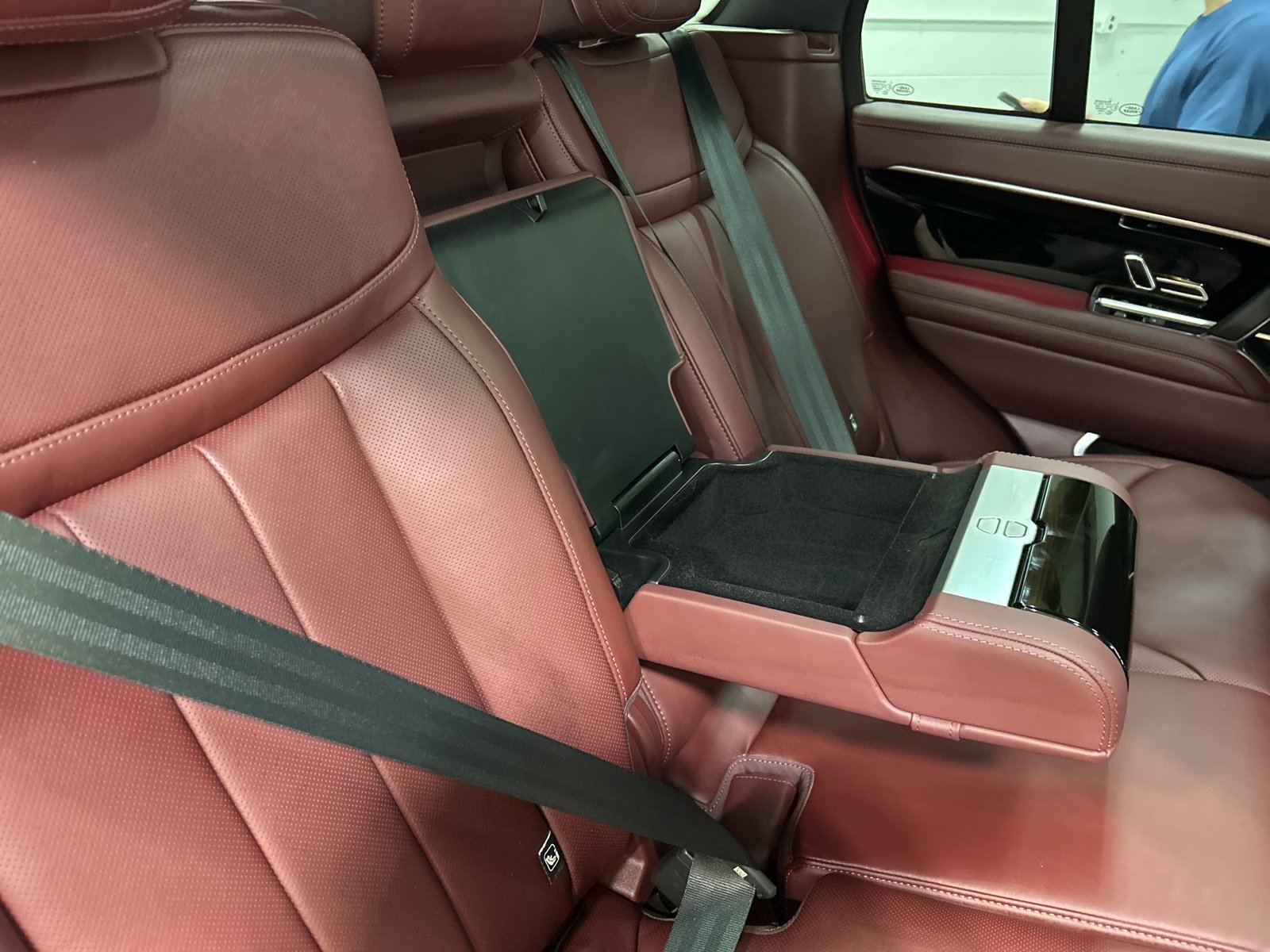 Used 2025 Land Rover Range Rover SE image 32