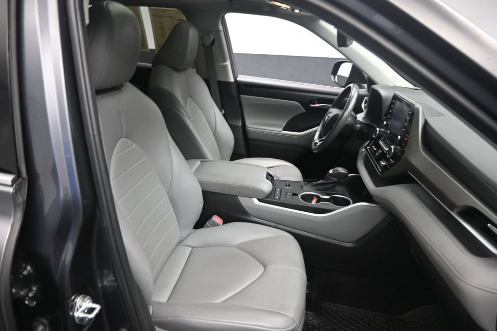 Used 2020 Toyota Highlander XLE FWD image 29