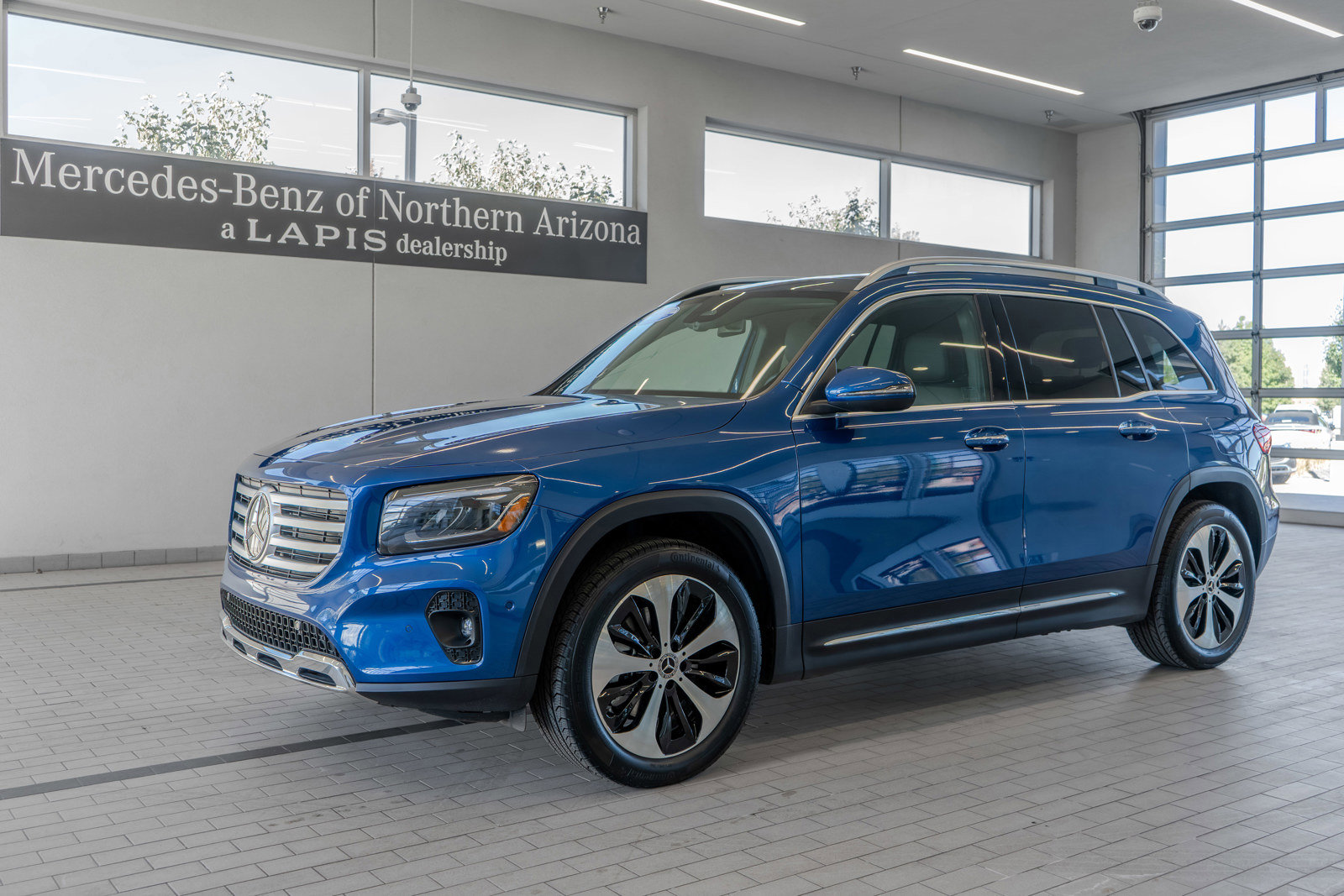 Used 2025 Mercedes-Benz GLB 250 4MATIC image 3