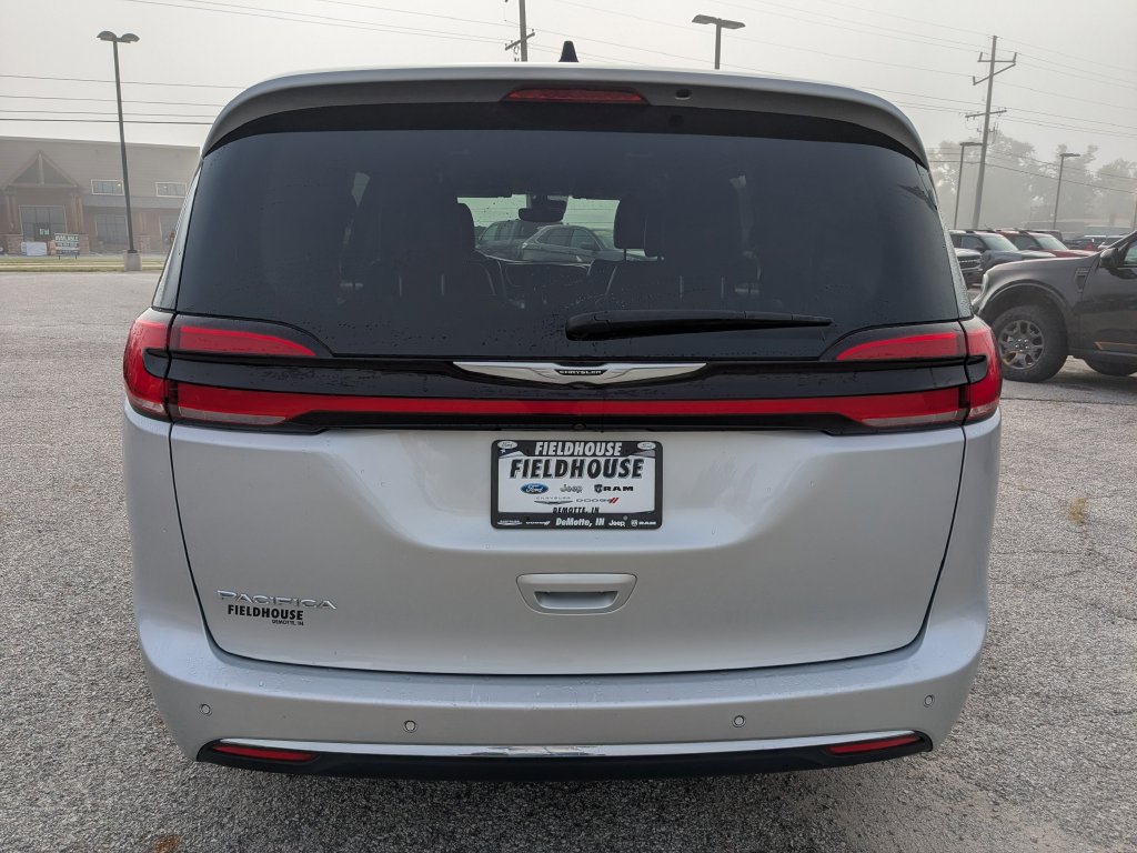 Used 2024 Chrysler Pacifica Touring-L FWD image 6